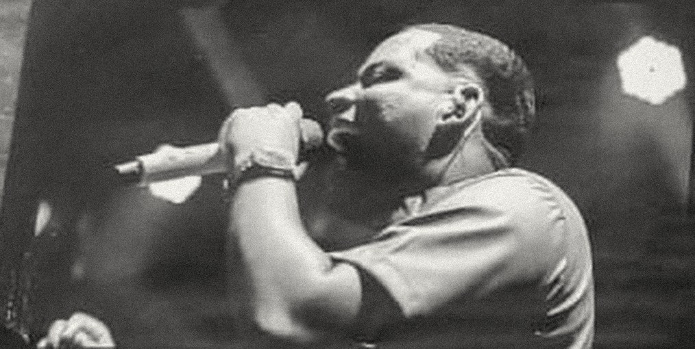 Artista se apresentando no palco, projeto Lançando Carreiras